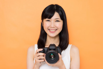 Fototapeta premium カメラを持った女性