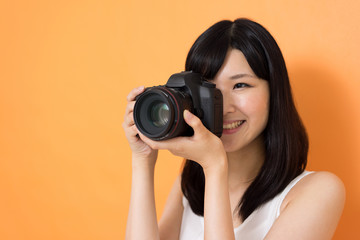 写真を撮る女性