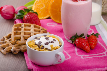 Strawberry smoothie and corn flakes