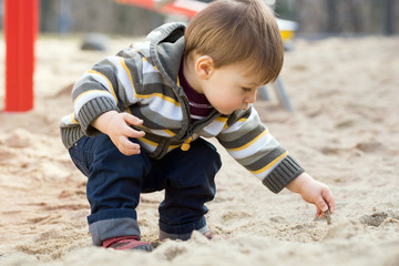 kleiner Junge im Sandkasten