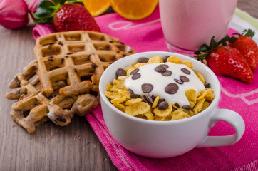Strawberry smoothie and corn flakes