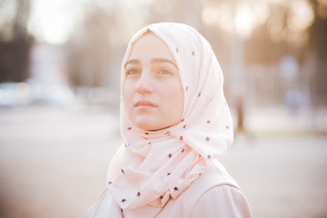 Naklejka premium young beautiful muslim woman at the park