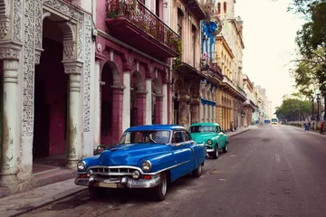 Kissenbezug Klassisches altes Auto auf Straßen von Havanna, Kuba © danmir12