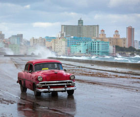 Obraz na płótnie Canvas Classic old car on streets of Havana, Cuba