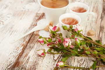 tea with sugar cubes on wooden