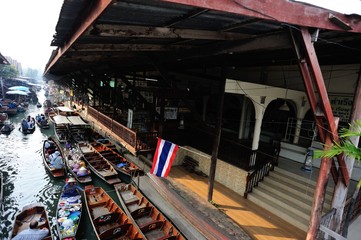 Naklejka premium BANGKOK, Tajlandia - 30 stycznia: pływający targ Damonen saduak