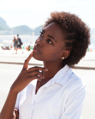 Brasilianerin in Rio de Janeiro in Gedanken