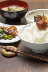 日本の食卓イメージ　梅干ごはんとおかず