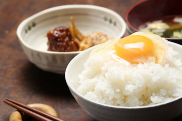 日本の食卓イメージ　炊きたての玉子かけごはんとおかず　湯気あり