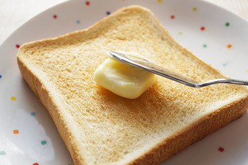 バタートースト　　バターを塗る