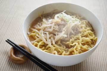 味噌ラーメン　出来立て　湯気　箸