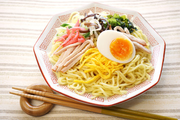 冷やし中華　俯瞰　箸