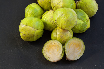 Choux de Bruxelles en tas sur fond d'ardoise