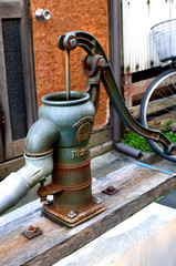 現役の手押しポンプ式井戸