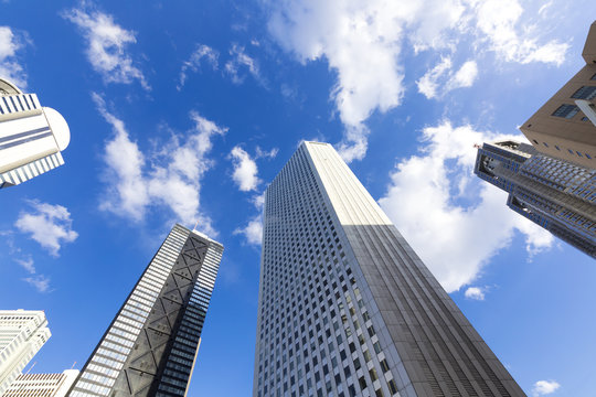 快晴　青空　超広角で見上げる新宿高層ビル群 東京都庁のツインタワーから差す太陽