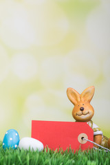 osterhase mit rotem hinweisschild