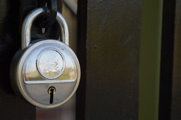 металлический блестящий замок.