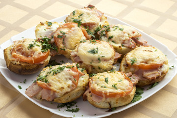 Mini pizzas from buns with ham and cheese