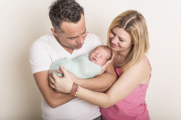 Newborn Familien Baby lächelt