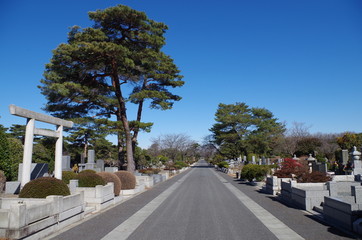 鳥居のある墓地