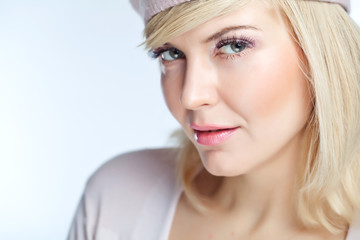 Naklejka premium Portrait sexy blonde, pink backgrround