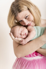 Mutter hält ihren Sohn und lächelt