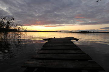 Obraz premium old wooden pier at the lake