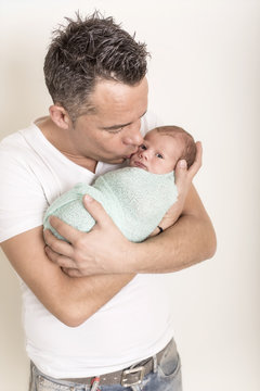 Vater h&auml;lt Baby auf dem Arm