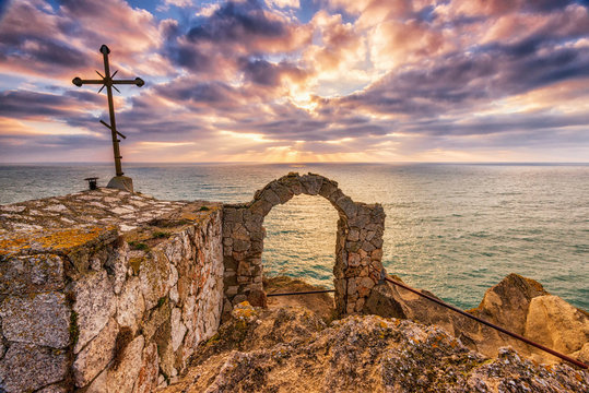 Fototapeta Beautiful dramatic sunrise at cape Kaliakra, Black Sea, Bulgaria