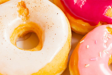 donuts - frische bunte Donuts