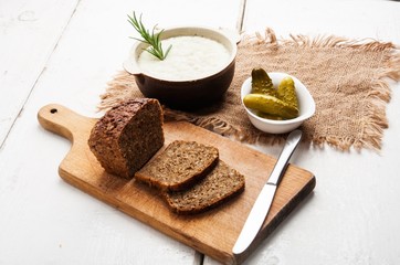 Lard with cracklings, garlic and apple