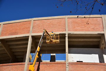 obrero trabajando sobre una grua