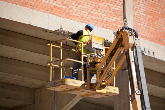 trabajando sobre una grua