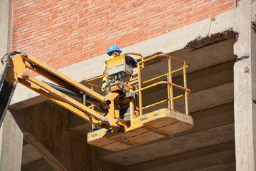 trabajando sobre una grua