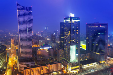 Obraz premium Wieżowce w centrum Warszawy w nocy, Polska