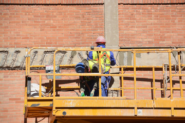 obreros trabajando en un andamio