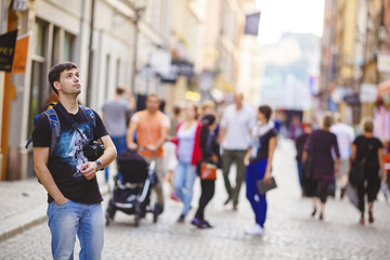Fototapeta premium Mężczyzna wędruje ulicami