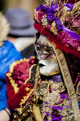 Visage portant un masque de carnaval