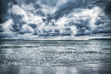 Papier Peint photo autocollant Ciel dramatic cloudy sky over the shore