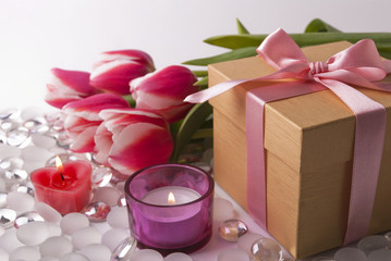 Obraz na płótnie Canvas Gift, candles and tulips