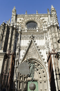 Puerta del Príncipe de la Catedral de Sevilla, España.