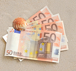 Geld im Sand