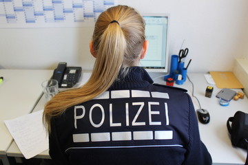 Polizei im Büro am Computer  110