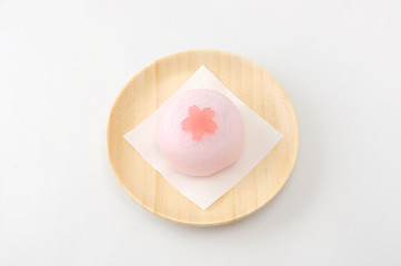 Fototapeta na wymiar お皿にのせた 日本の和菓子 桜まんじゅう 白背景