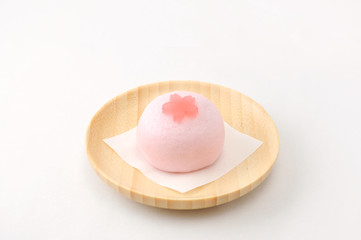 お皿にのせた 日本の和菓子 桜まんじゅう 白背景