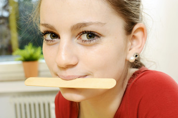Logopädie und Sprachtherapie mit Holzspatel