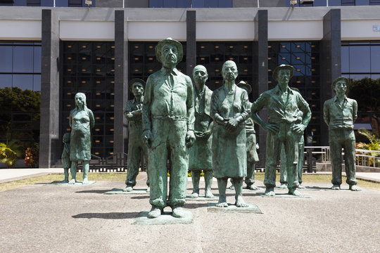 Nationalbank mit dem Denkmal für die Arbeiter “Los Presentes”