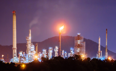Obraz na płótnie Canvas petrochemical oil refinery plant at night