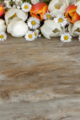 Blumen auf Holzhintergrund