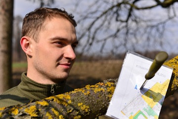 Mężczyzna mapa i nóż czyli sutvival © nestonik
